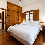 Yasou - Spacious Cozy By The Sea Apartament